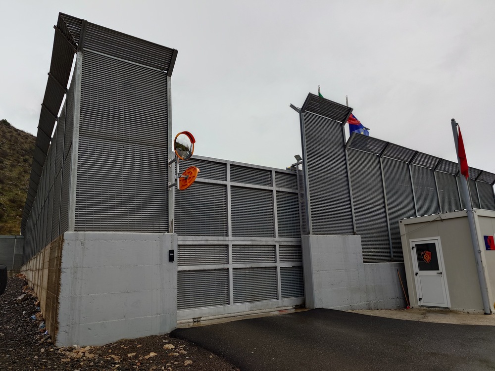 The entrance of the Gjadér repatriation center